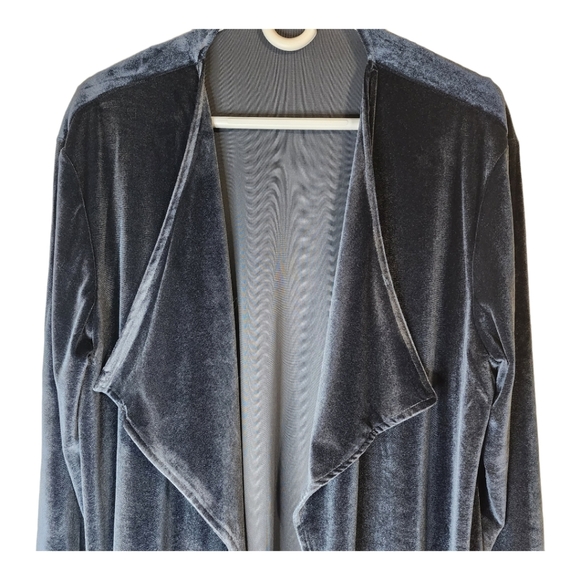 Elegant Velvet Cardigan in Navy Blue - Picture 4 of 8